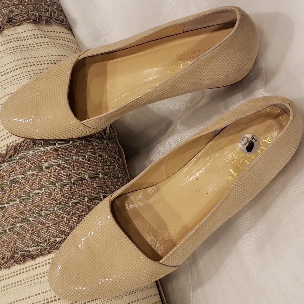 Amalfi cream embossed leather lady size 9 gently worn - Picture 2 of 5